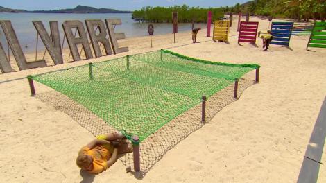 O probă extrem de grea la "Jocul de Salvare"! Concurenţii au trebuit să ducă misiunea la sfârşit legaţi de mâini şi de picioare!