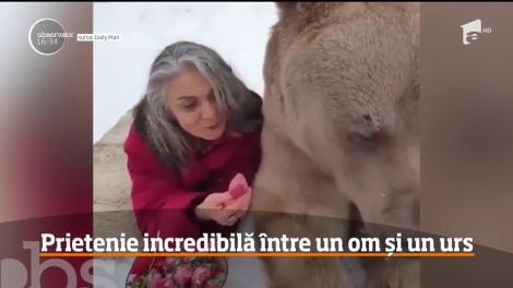 O femeie este prietenă cu un urs grizzly uriaş