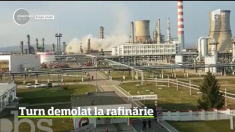 Imagini spectaculoase la Ploieşti! Vechiul turn de răcire al rafinăriei a fost demolat prin implozie