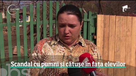 Un microbuz plin cu elevi a fost sechestrat ore în şir de poliţişti! Şoferul a fost încătuşat chiar în faţa copiilor!