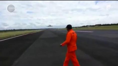 Câţiva muncitorii au fost la un pas să fie loviţi de un avion pe aeroportul din capitala Paraguay-ului