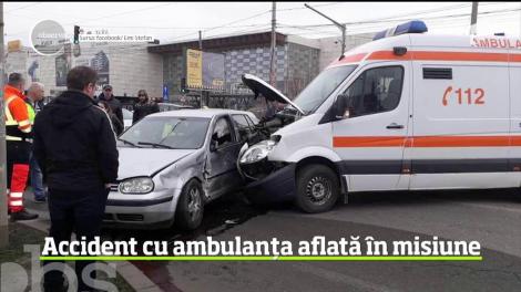 O ambulanţă aflată în misiune a lovit în plin o maşină într-o intersecţie din Iaşi