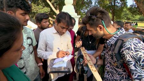 Mesajul de pe spada regelui Tipi este în limba urdu. Concurenții trebuie să găsească un traducător