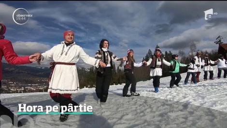 La Vatra Dornei, zeci de oameni au îmbrăcat cămeşa şi bundiţa şi-au închis sezonul de schi cu o horă