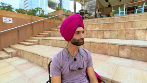 Concurenții trebuie să poarte pe cap un turban. Adrian Teleșpan: Nu mai vezi, nu mai auzi nimic