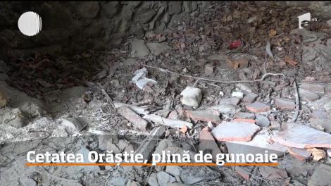 Cetatea medievală a Orăştiei, plină de gunoaie. Un turn a fost transformat în toaletă publică!