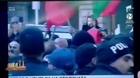 Smiley News. Vântul n-a fost de partea lor. Poliţiştii bulgari s-au intoxicat cu gazele lacrimogene!