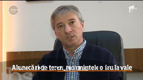 Mormintele din cimitir au început să o ia la vale, în Bistriţa Năsăud. Ce spun localnicii