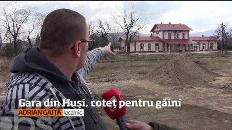 Gara Huşi din Vaslui zace în paragină de ani buni! Pe vremuri, era un furnicar de oameni şi trenuri