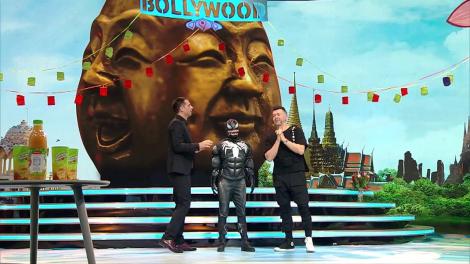 Venom, celebrul personaj Marvel, este hipnotizat de către magicianul Lorenzo. Cosmin Seleși: Aveți grijă la cap!