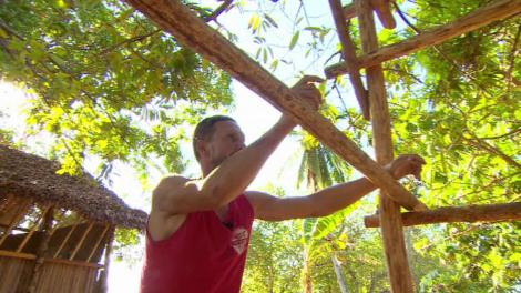 Cei patru semifinaliști trebuie să construiască un duș în satul malgaș