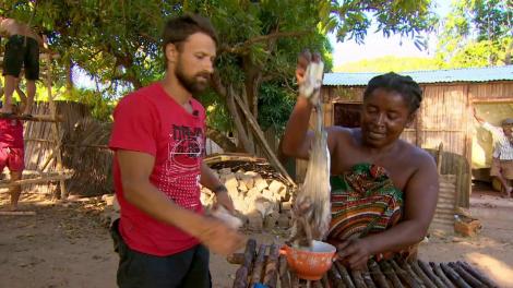 Concurenții primesc de la oamenii din sat o caracatiță. Mircea Zamfir: Cum gătim așa ceva?