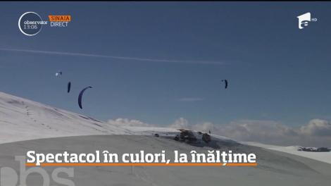 Pasionaţii de snowkite, spectacol cu zmee pe cerul din Sinaia