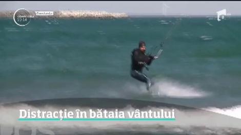 Distracție în bătaia vântului, la munte și la mare