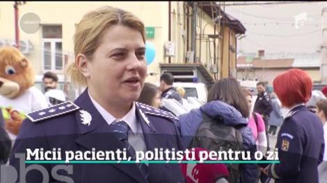 Copiilor internaţi la Spitalul Grigore Alexandrescu au devenit poliţişti pentru o zi. Au testat motocicletele agenţilor şi au admirat câinii de intervenţie