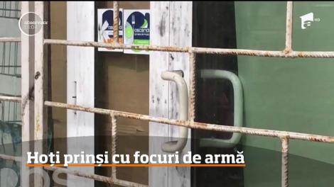 Hoți prinși cu focuri de armă, în Pitești. Aceștia au furat televizoare şi alte aparate electronice