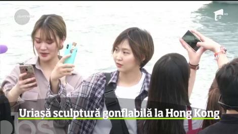Sculptură gonflabilă uriașă la Hong Kong. Măsoară 37 de metri!