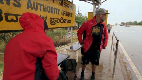 Moment greu. CRBL și Oase au fost părăsiți în ploaie, în mijlocul autostrăzii!