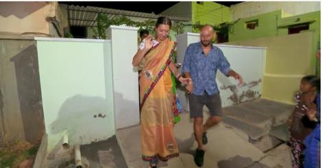 Cocuța, transformată în indiancă de localnice!: ”M-au pieptănat, bibilit. Vrem nu vrem, aștia ne însoară!”