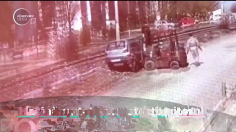 Mașină mutată cu motostivuitorul, pe o stradă din Călăraşi