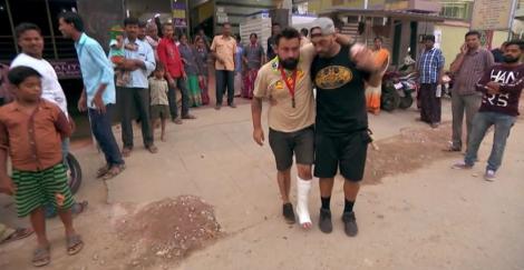 Oase continuă în Asia Express cu piciorul în ghips, ajutat de CRBL. Cei doi ajung într-un loc plin cu gunoaie