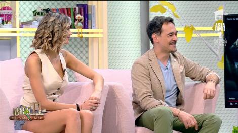 Grivei plimbă găina! Zi de zi, un câine își duce „prietena” la plimbare prin orașul Câmpulung Moldovenesc