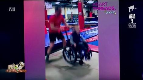 Smiley News. Un copil în scaun cu rotile sare pe trambulină. Bucuria de chipul său este de nedescris