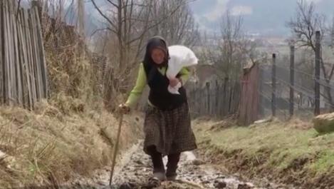 Zeci de maramureşeni se străduiesc să supravieţuiască în satul lor izolat