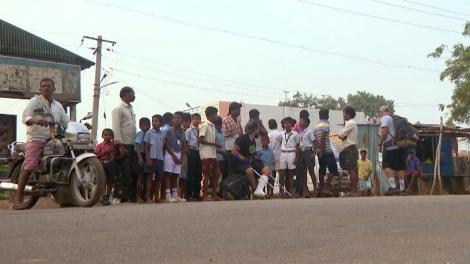 Mirosul din India le-a dat stomacul peste cap! Şerban Copoţ: Pentru prima dată în viaţa mea am văzut o toaletă lungă de 500 de metri. Plantaţie de icre indiene!