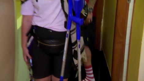 Surpriză de proporții la ”Asia Express”! Oase a primit o pereche de cârje nou-nouţe: ”Oficial sunt handicapat, nu?”