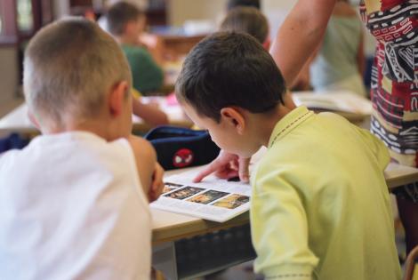 Într-o şcoală din judeţul Iaşi, toată lumea citeşte!