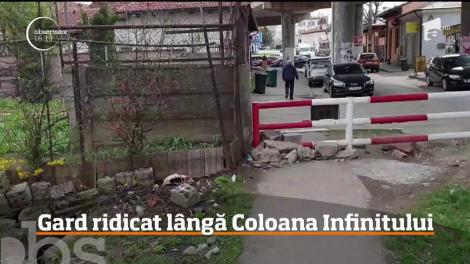Scandal uriaș la Gorj, după ce CFR a montat un gard ilegal lângă Coloana Infinitului: ”O porcărie!”