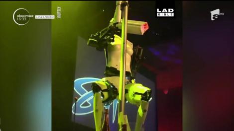 Doi roboţi umanoizi dansează la bară, într-un club de noapte din Las Vegas