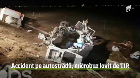 Accident extrem de violent pe autostrada Timişoara - Lugoj în zona localităţii Remetea Mare. Un bărbat şi-a pierdut viaţa în urma impactului dintre un TIR şi un microbuz