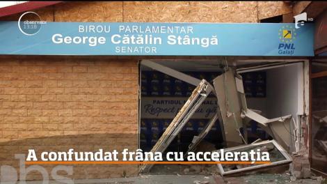 A vrut să frâneze, dar a accelerat! O femeie din Galați și-a parcat mașina în biroul unui parlamentar