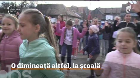 Copiii de la şcoala din Răşinari încep orele de curs cu dans şi muzică. Timp de trei minute, elevii dansează zumba alături de profesori