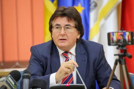 Primarul Timişoarei s-ar putea alege cu dosar penal, după ce s-a căţărat pe un stâlp şi a tăiat cablurile suspendate