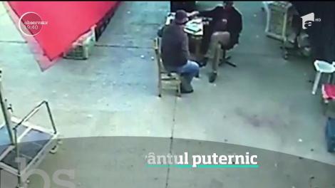 Bărbat din Turcia, luat pe sus de vânt! Individul încerca să ancoreze o umbrelă