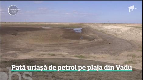 Nisipul fin din Vadu, îmbibat cu petrol pe hectare întregi! Localnicii se tem ca reziduurile să nu ajungă în fântâni