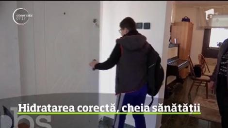 Copiii români nu beau apă aproape deloc! Este o concluzie îngrijorătoare la care cercetătorii au ajuns în urma unui program în care au fost evaluaţi peste 6000 de elevi din Ploieşti şi din Cluj