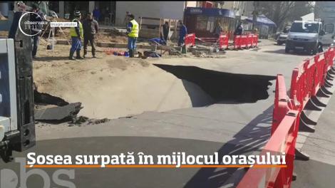 Este blocaj total în centrul Galaţiului după ce o şosea s-a surpat sub ochii şoferilor