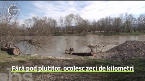 În lipsa unui pod, mii de localnici din Hunedoara traversau râul Mureş cu brudina