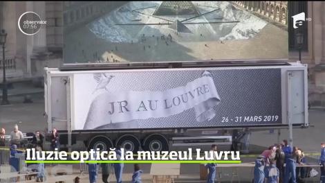 Iluzie optică în curtea muzeului Luvru. Clădire a părut că se ridică dintr-un abis