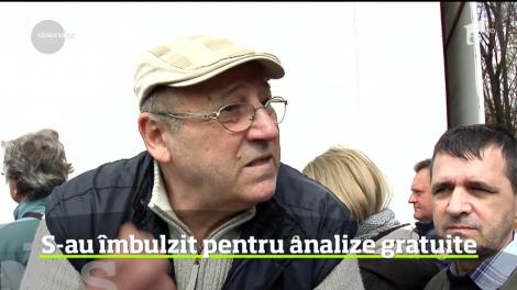 Sute de oameni s-au îmbulzit pe scările unei clinici private din Galaţi pentru analize gratuite
