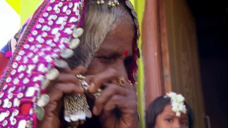 Ana Morodan, în timp ce îmbrăca o țigancă: Gata, vomit! Doamna nu a făcut cunoștință cu apa de mult timp!