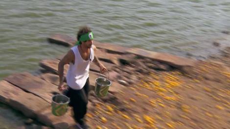 Probă grea la Asia Express. Vedetele au cărat găleți cu apă pe scări! Robert: Este cea mai grea proba de până acum!