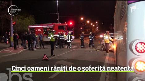 Cinci oameni, dintre care trei pietoni, au ajuns la spital, după ce o soferiţă a pătruns într-o intersecţie pe culoarea roşie şi a intrat într-o maşină care circula regulamentar în Cluj Napoca