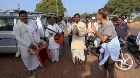 Cocuța, spectacol în pași de dans pe marginea șoselei: ”Nu era deloc momentul potrivit pentru așa ceva”