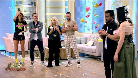 Dani Oţil şi Amalia au inventat sărutul apicultorilor! "Zici că sunt Bendeac! Cum prind una în platou cum o..."