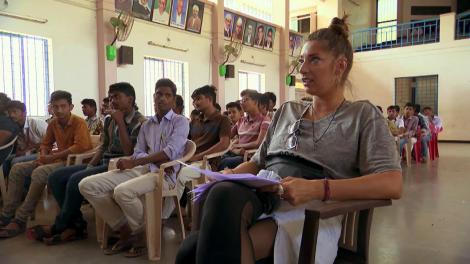 Cocuța, în pragul unei crize de nervi! Vedetele trebuie să ghicească ce poveste se interpretează pe o scenă